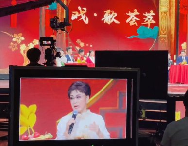 ​77岁李谷一和43岁王丽达同框，年龄相差三轮，却像姐妹一样