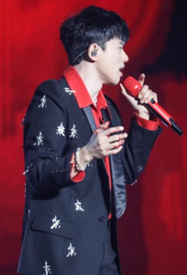 敬业！张杰带伤复工连续工作超10小时，谭咏麟：不可多得的艺人