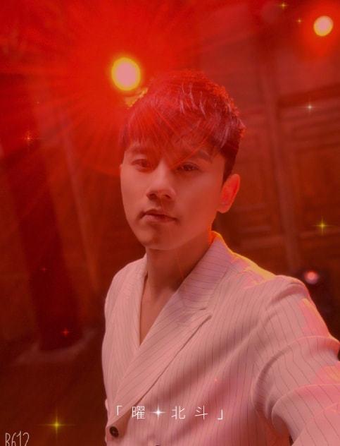 敬业！张杰带伤复工连续工作超10小时，谭咏麟：不可多得的艺人