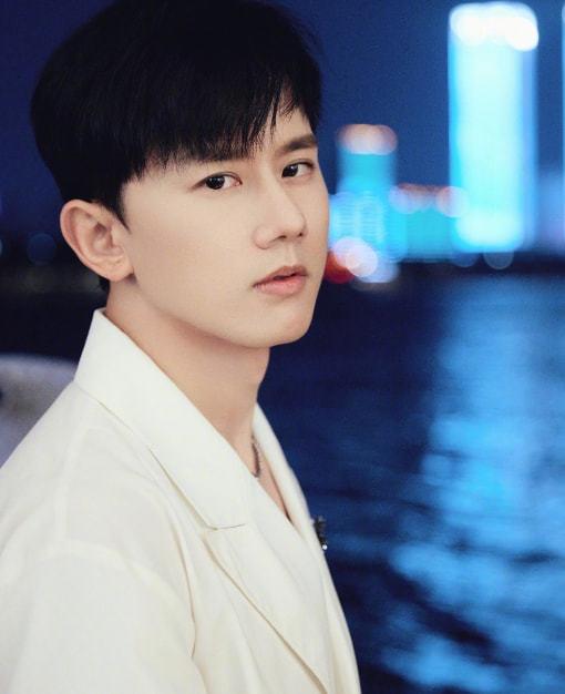 敬业！张杰带伤复工连续工作超10小时，谭咏麟：不可多得的艺人