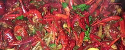 ​这是麻辣小龙虾的正宗方法，3斤小龙虾和1瓶啤酒，美味而有趣！