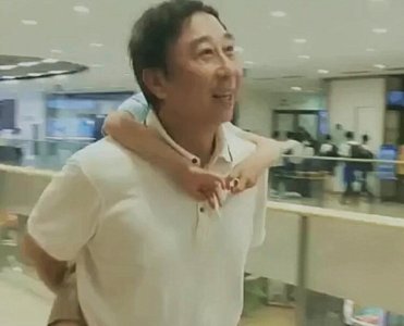 ​63岁冯巩背孙子逛餐厅 穿着朴素被网友大赞接地气