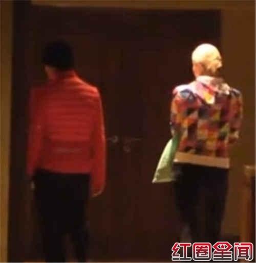 撒贝宁携手外国女友 李白住酒店拍素颜照片