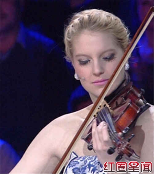 撒贝宁携手外国女友 李白住酒店拍素颜照片