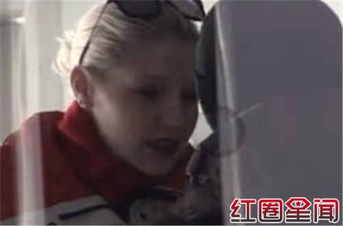 撒贝宁携手外国女友 李白住酒店拍素颜照片