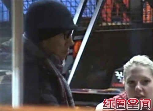 撒贝宁携手外国女友 李白住酒店拍素颜照片