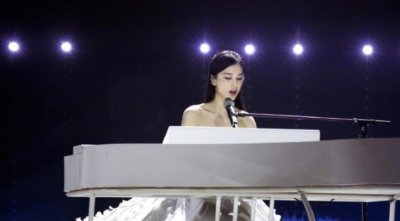 ​黄圣依直播金晨帮拿鞋一句谢谢没有