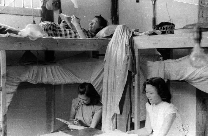 民国女大学生，不整容，漂亮开朗