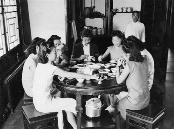 民国女大学生，不整容，漂亮开朗