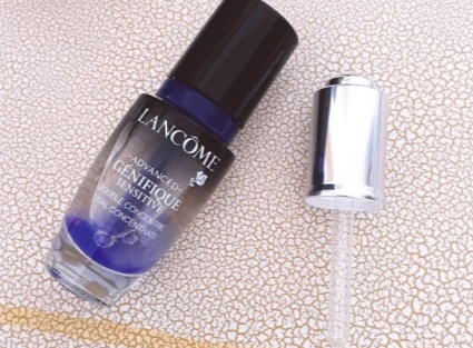 兰蔻安瓶精华怎么用（兰蔻小黑瓶的正确使用方法）