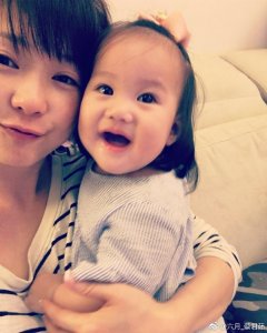 ​六月的女儿Shinny眼睛大又萌 超像爸爸李易好可爱