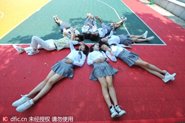 毕业照怎么拍才出位？ 校花教你摆Ending Pose大长腿秀出来