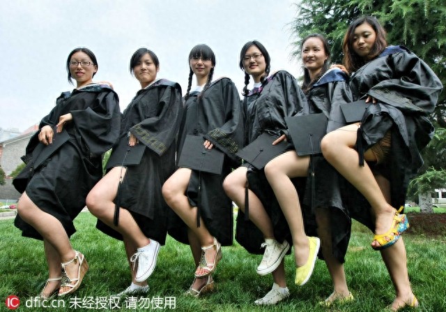 毕业照怎么拍才出位？ 校花教你摆Ending Pose大长腿秀出来