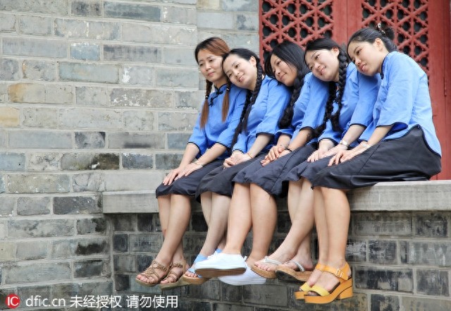 毕业照怎么拍才出位？ 校花教你摆Ending Pose大长腿秀出来