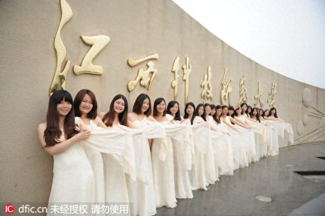 毕业照怎么拍才出位？ 校花教你摆Ending Pose大长腿秀出来