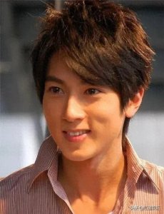 ​吴尊，1979年出生文莱，祖籍中国安徽，曾是飞轮海组合成员之一