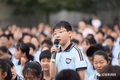 ​《百家讲坛》主讲人纪连海在运城市实验中学讲国学