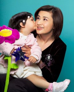 ​主持人吴小莉：家庭关系复杂，有两个妈妈，她都当成亲妈爱