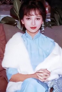 ​71岁赵雅芝机场被偶遇，皮肤松弛臀部塌陷，网友：不老女神真老了