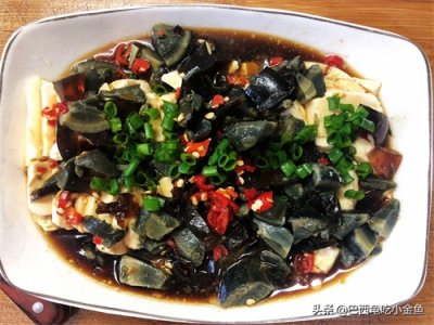 ​皮蛋豆腐的做法，口感层次丰富美味，5分钟完成的一道家常菜