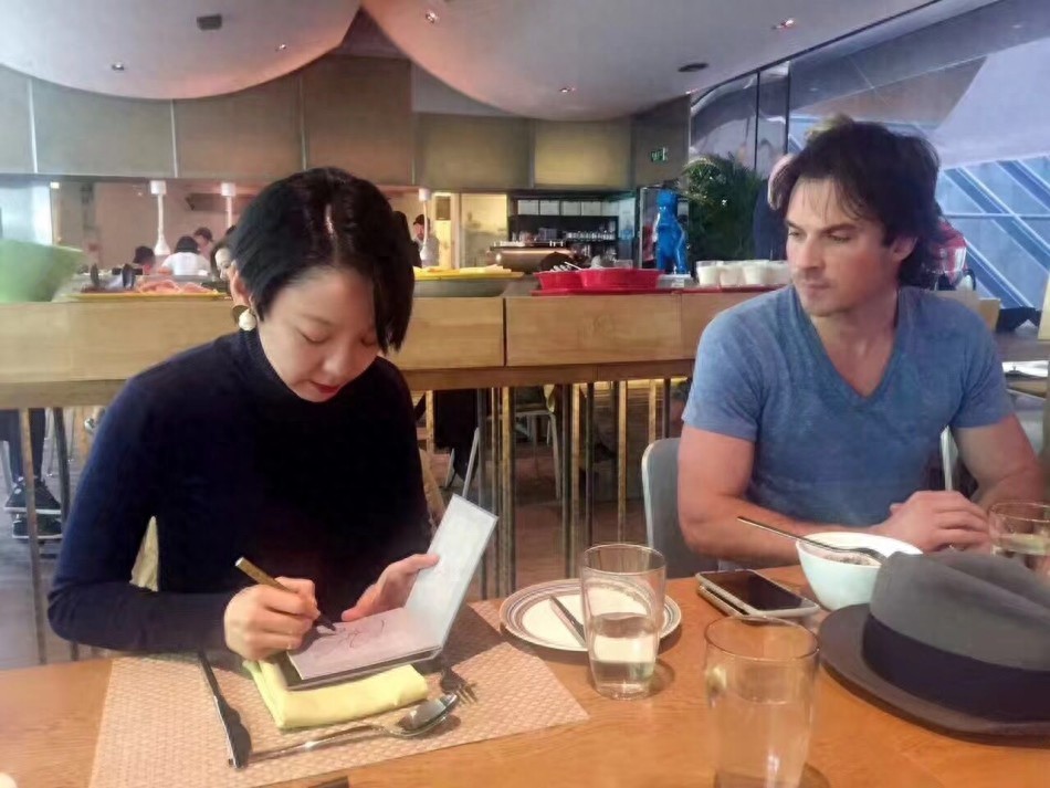 王韵壹一改往日“光头”造型，头发长出来了，搭上了美国当红影星游北京