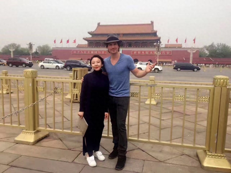 王韵壹一改往日“光头”造型，头发长出来了，搭上了美国当红影星游北京