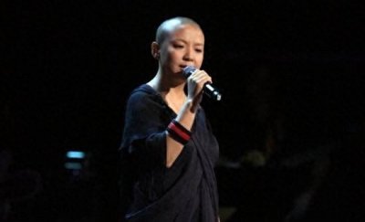 ​王韵壹一改往日“光头”造型，头发长出来了，搭上了美国当红影星游北京