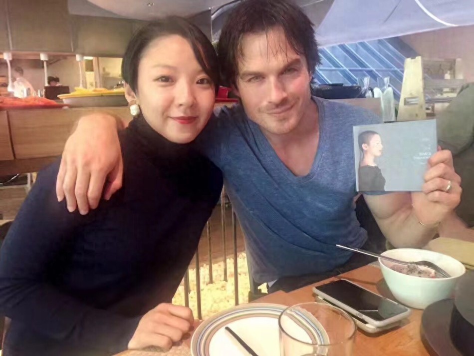 王韵壹一改往日“光头”造型，头发长出来了，搭上了美国当红影星游北京