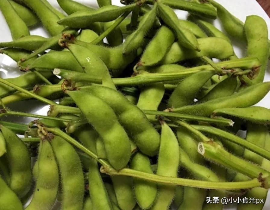 教你做水煮毛豆，香辣爽口，翠绿不发黑，比大排档做的还好吃