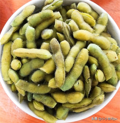 教你做水煮毛豆，香辣爽口，翠绿不发黑，比大排档做的还好吃