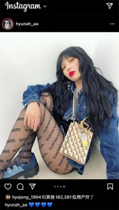 ​220517_泫雅ins更新：牛仔裙、字母丝袜，黑发红唇性感撩人