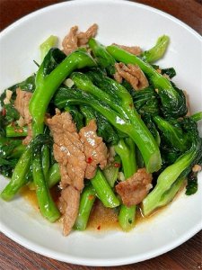 ​今天做了青菜炒肉片，肉片嫩滑，青菜爽脆，带点丝丝甜味