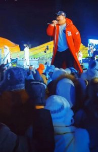 ​冰雪大世界万人蹦迪炸场，冰雪与电音碰撞，冰雪文化新表达方式。