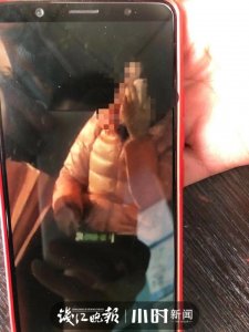 ​昨夜西湖边，陌生男子突然暴打老人，夜宵店老板挺身而出被剪刀戳伤