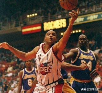 ​巴克利抱摔奥尼尔？场上互殴，场下和解晚餐，两颗卤蛋的恩怨史