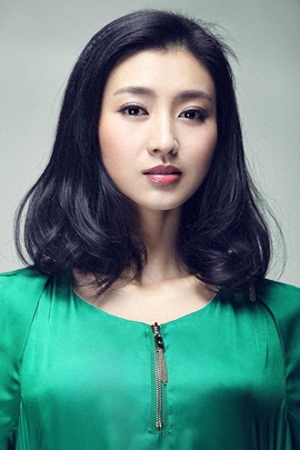 眉姐姐斓曦绿色纯美大片，肌肤晶莹，双眸明亮，如坠入人间的精灵