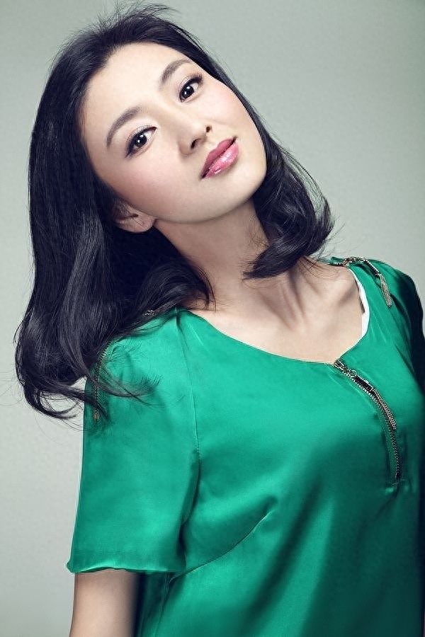 眉姐姐斓曦绿色纯美大片，肌肤晶莹，双眸明亮，如坠入人间的精灵