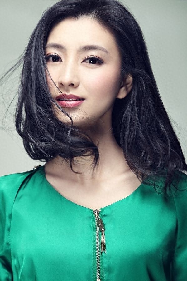 眉姐姐斓曦绿色纯美大片，肌肤晶莹，双眸明亮，如坠入人间的精灵