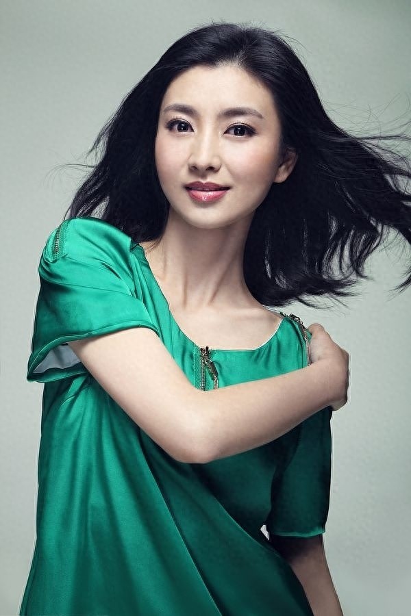 眉姐姐斓曦绿色纯美大片，肌肤晶莹，双眸明亮，如坠入人间的精灵