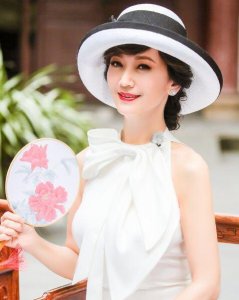 ​徐娘半老，风韵犹存，阿娜多姿，妩媚动人