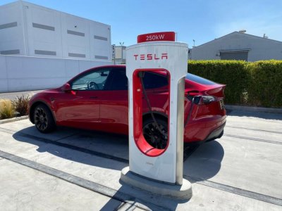 ​电动车主的“充电之痛”：特斯拉车主遭遇天价超时费