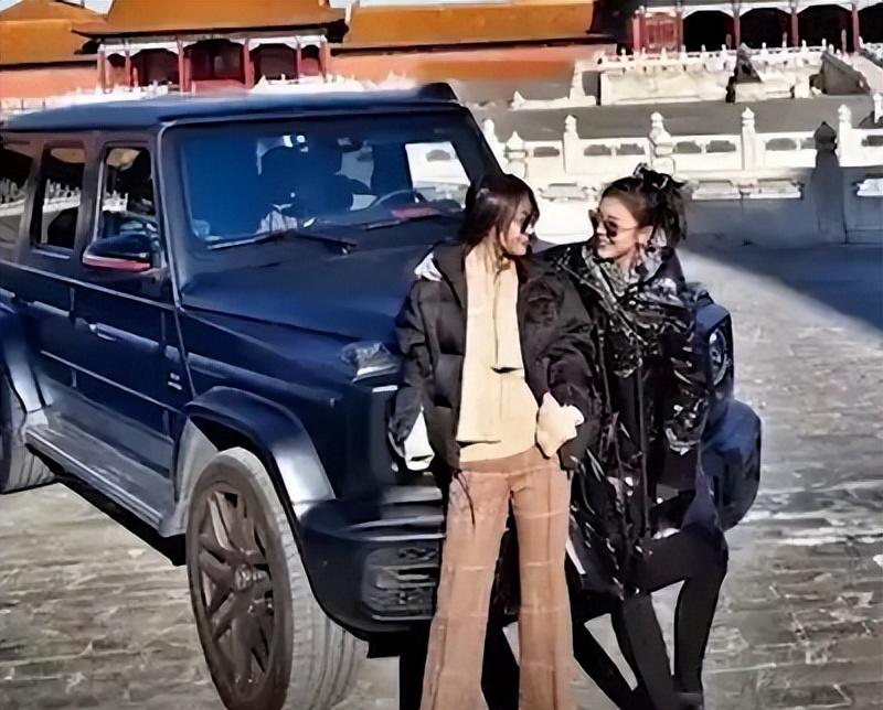 网红开大奔进故宫，李一桐与其合照被扒出，她们之间有何关系？