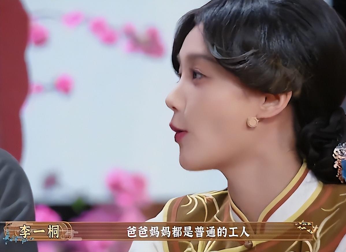 网红开大奔进故宫，李一桐与其合照被扒出，她们之间有何关系？