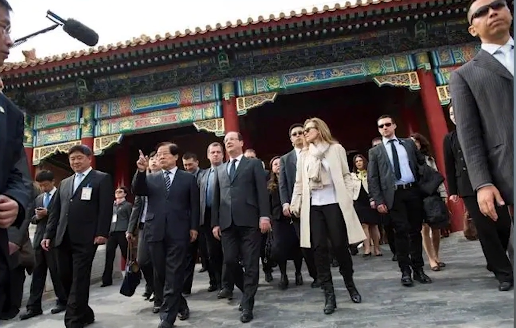 网红开大奔进故宫，李一桐与其合照被扒出，她们之间有何关系？