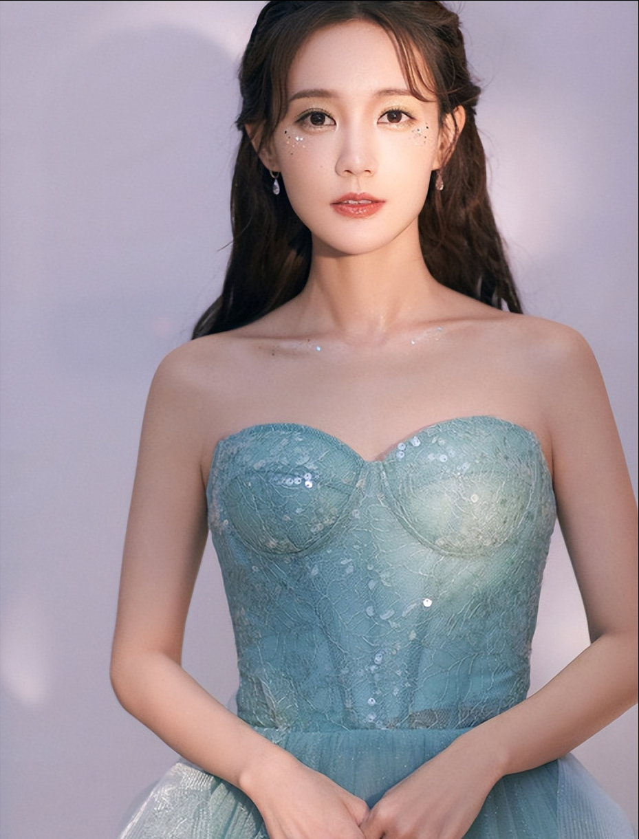 网红开大奔进故宫，李一桐与其合照被扒出，她们之间有何关系？