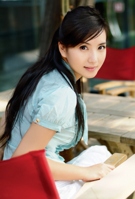 演员陈好：巅峰时嫁银行家老公，如今44岁有儿有女依旧年轻