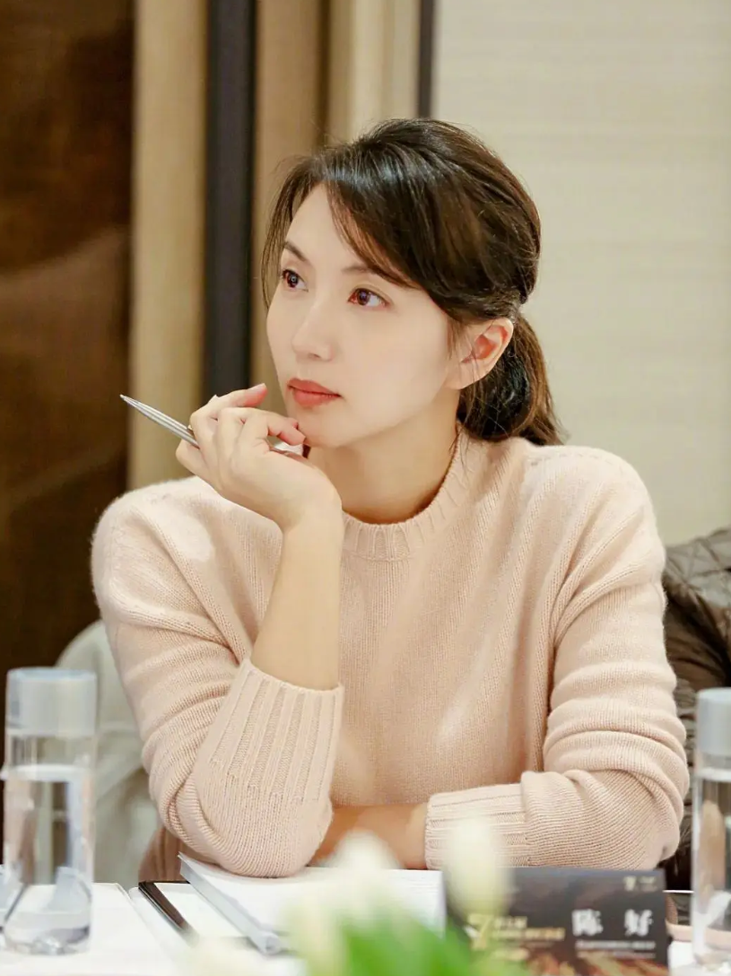 演员陈好：巅峰时嫁银行家老公，如今44岁有儿有女依旧年轻