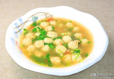 ​用鸡胸肉竟然可以做成丸子汤，厨师长教你方法，Q弹十足，味道鲜
