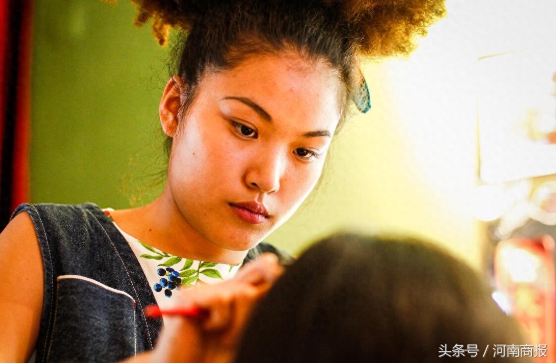郑州95后女孩给人编辫子，收费不菲：半个头2000起，一月赚3万