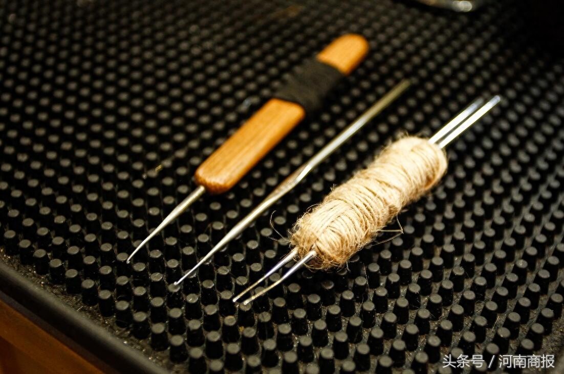 郑州95后女孩给人编辫子，收费不菲：半个头2000起，一月赚3万